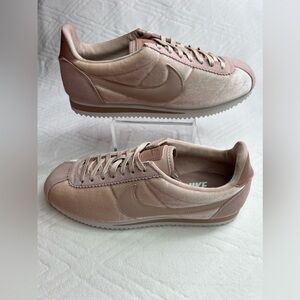 6: Nike Womens Classic Cortez SE (pink/ beige) Size: 7